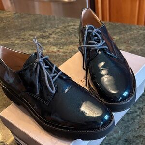 Elegant pine color Oxford women’s shoes by Franco Sarto.